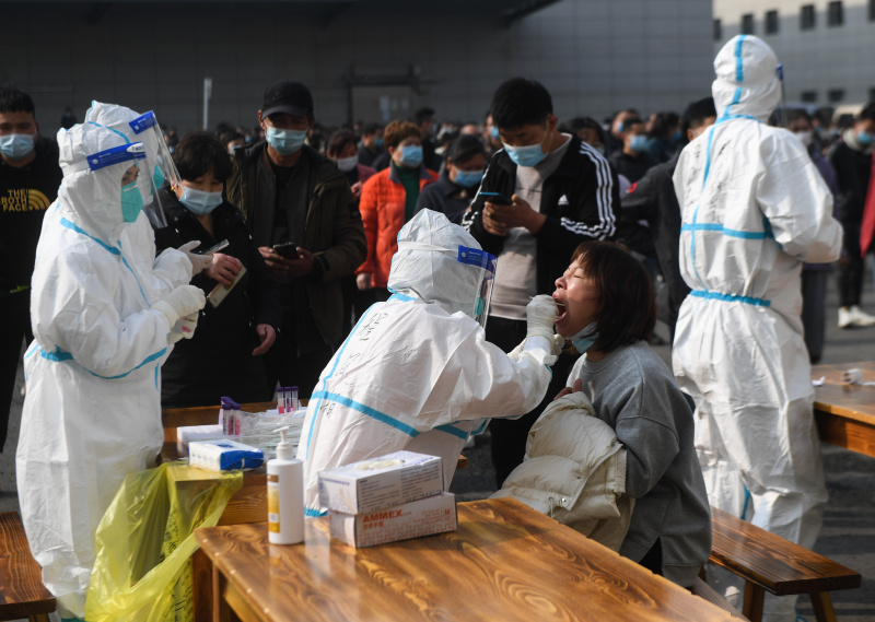 Des professionnels de la santé prélèvent des échantillons de gorge