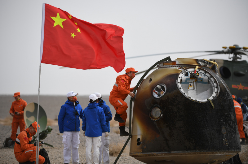 La capsule de retour du vaisseau spatial habité Shenzhou-13 s'est posée avec succès sur le site d'atterrissage de Dongfeng dans la région autonome de Mongolie intérieure (nord de la Chine)