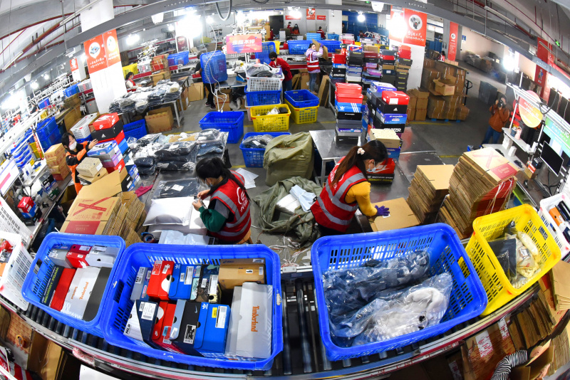 Des employés font le tri des colis dans un centre logistique à Taiyuan