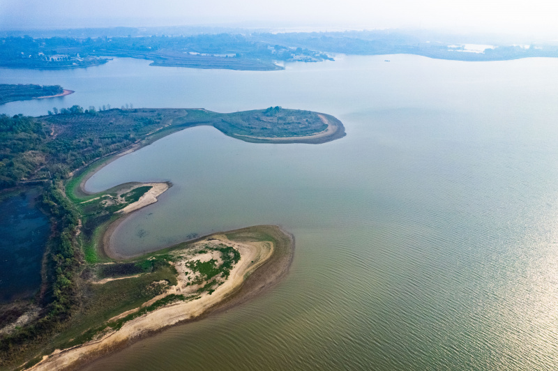 Photo aérienne prise le 12 novembre 2022 montrant une vue du parc culturel Baimahu et de ses environs à Changde