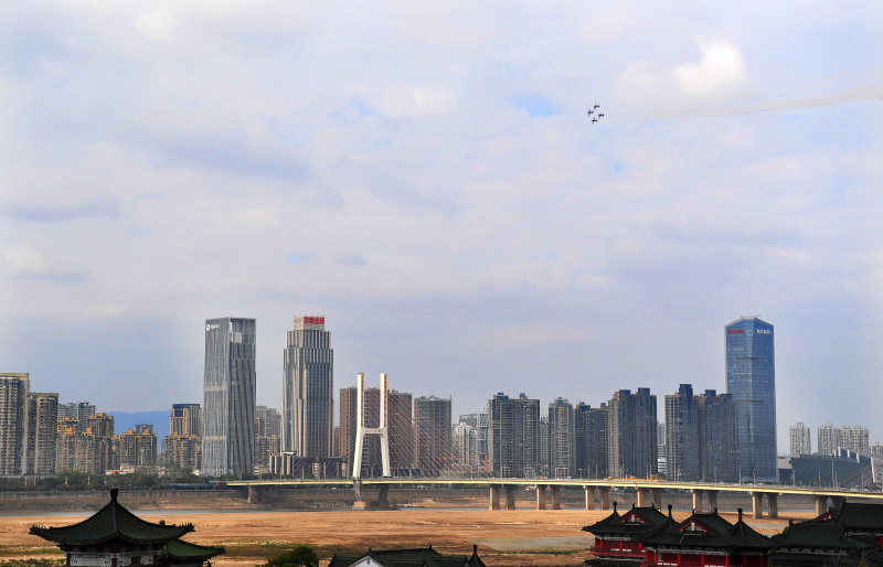 Les avions d'une équipe sud-africaine de voltige aérienne laissent des traînées de fumée lors de leur spectacle au-dessus du centre de Nanchang