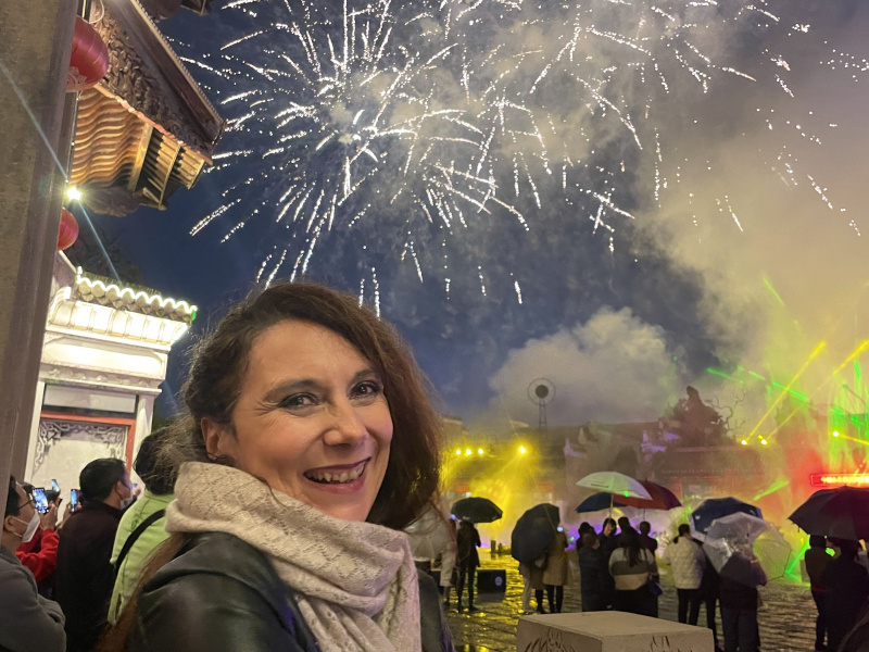Sophie Poirier contemple le spectacle l'Amour des feux d'artifice dans l'ancien bourg de Wanzai du district de Wanzai