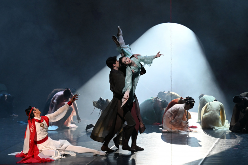 Des danseurs du Ballet national de Chine lors d'une représentation du ballet Le Rêve dans le pavillon rouge au Théâtre Tianqiao de Beijing