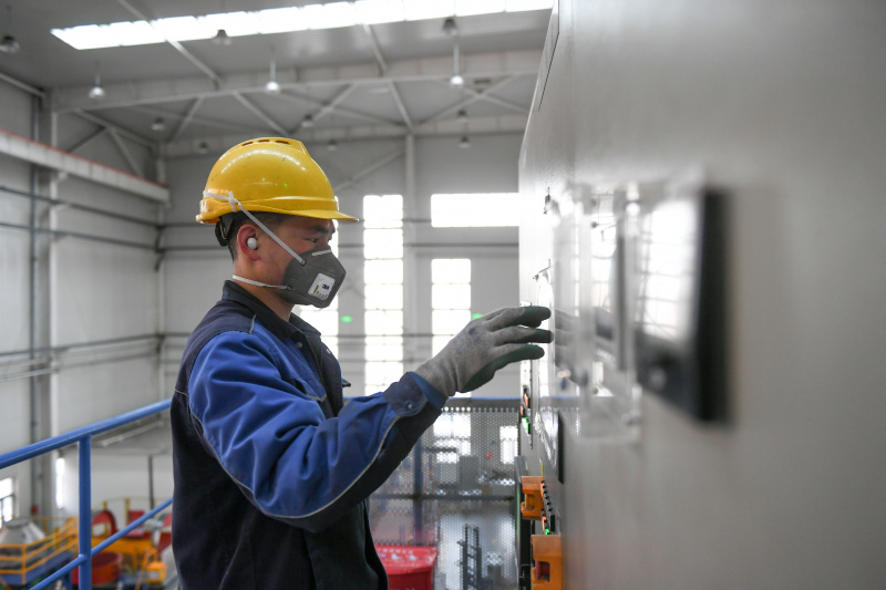 Un employé dans une usine de JL MAG Rare Earth (Baotou) Co
