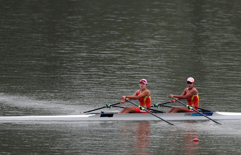 Les Chinoises Lu Shiyu (à droite) et Shen Shuangmei lors de la finale d'aviron du double féminin lors des 19es Jeux asiatiques à Hangzhou