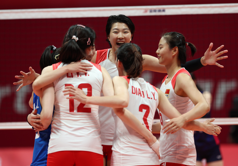 Les athlètes chinoises expriment leur joie durant le match pour la médaille d'or de volley-ball féminin entre la Chine et le Japon aux 19es Jeux asiatiques