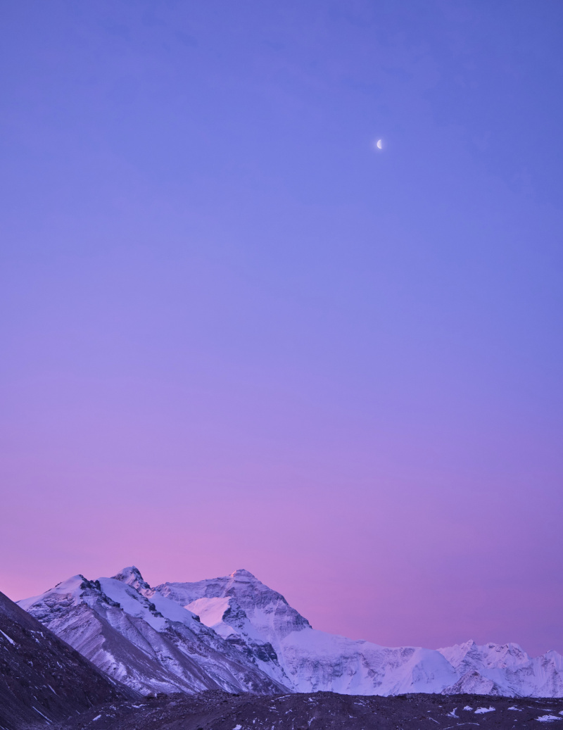 Le mont Qomolangma au lever du soleil