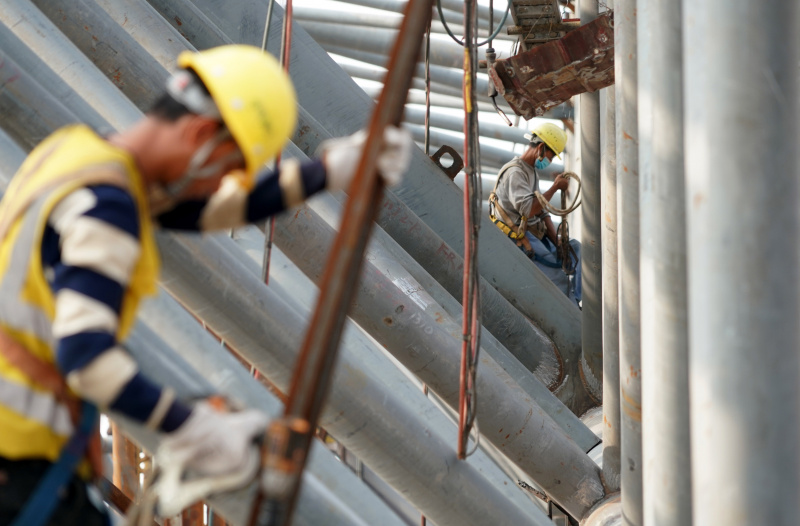 Des ouvriers travaillent sur le chantier de la Gare ferroviaire du sud de Zhengzhou