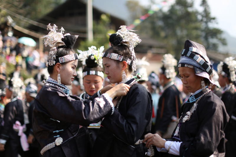 Des femmes locales participent à la fête traditionnelle de Chixin pour célébrer la récolte dans le village de Wuwan du district de Danzhai