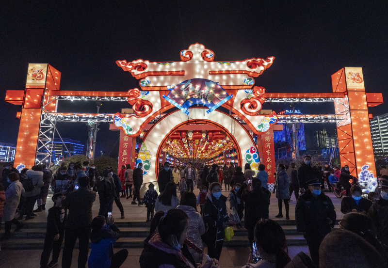 Des habitants contemplent des lanternes avant la fête du Printemps sur la place Nanfeng de la ville de Yuncheng