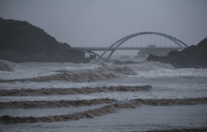 De hautes vagues provoquées par le typhon Chanthu