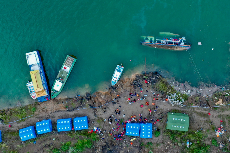 Des sauveteurs interviennent sur le site où un bateau de passagers a chaviré dans le bourg de Zangke à Liupanshui