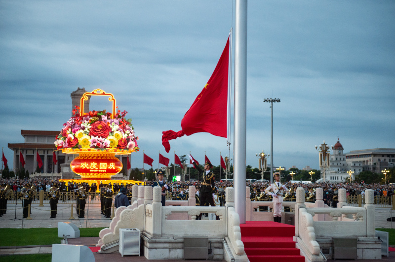 Une cérémonie de lever du drapeau national a eu lieu sur la place Tian'anmen à Beijing