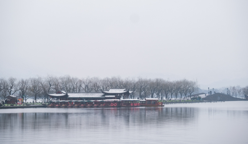 Vue de la zone pittoresque du lac de l'Ouest après une chute de neige à Hangzhou