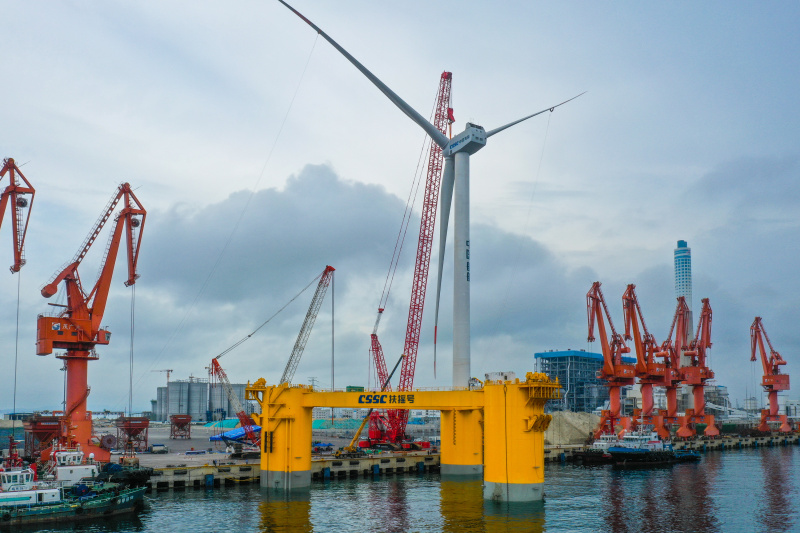 Photo aérienne montrant un équipement éolien flottant en haute mer