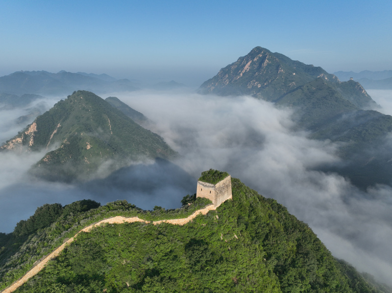Photo aérienne d'une section de la Grande Muraille dans le district de Qianxi de la province chinoise du Hebei (nord)