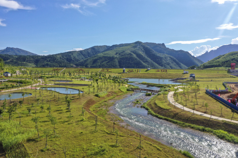 Photo aérienne montrant une passe à poissons reproduisant les conditions naturelles du barrage auxiliaire de la rivière Nanmu du projet de conservation de l'eau des gorges de Dateng à Guiping