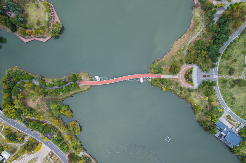Photo aérienne prise le 12 novembre 2022 montrant une vue du parc culturel Baimahu et de ses environs à Changde