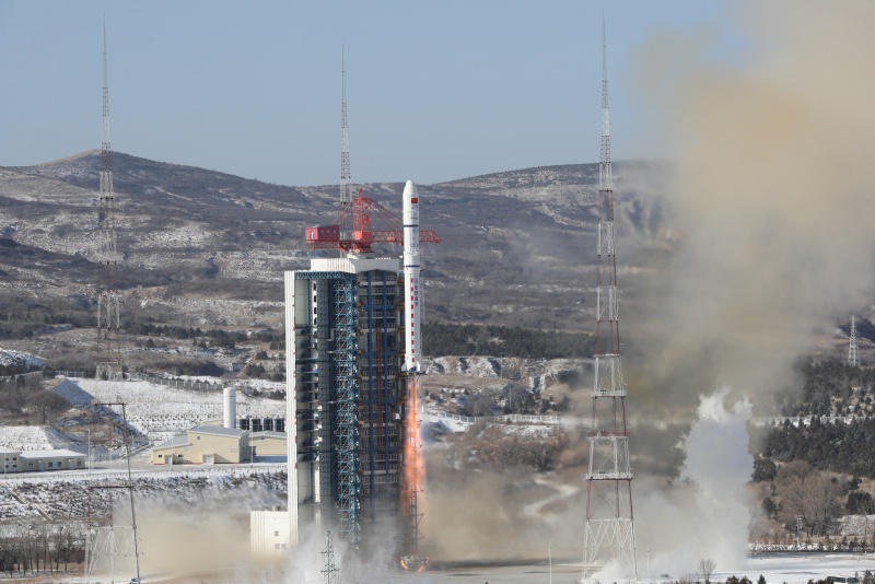 Une fusée Longue Marche-2D transportant 14 nouveaux satellites décolle du Centre de lancement de satellites de Taiyuan
