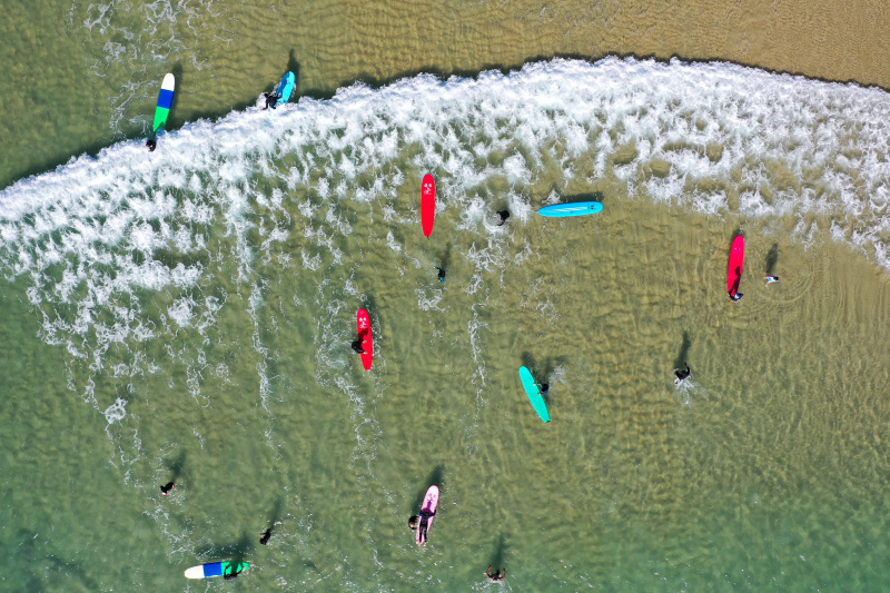Photo aérienne de touristes surfant dans la baie Riyue