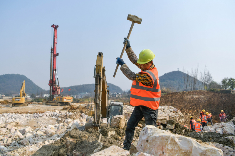 Un ouvrier sur le chantier du projet de Midea Group dans la Nouvelle Zone de Gui'an