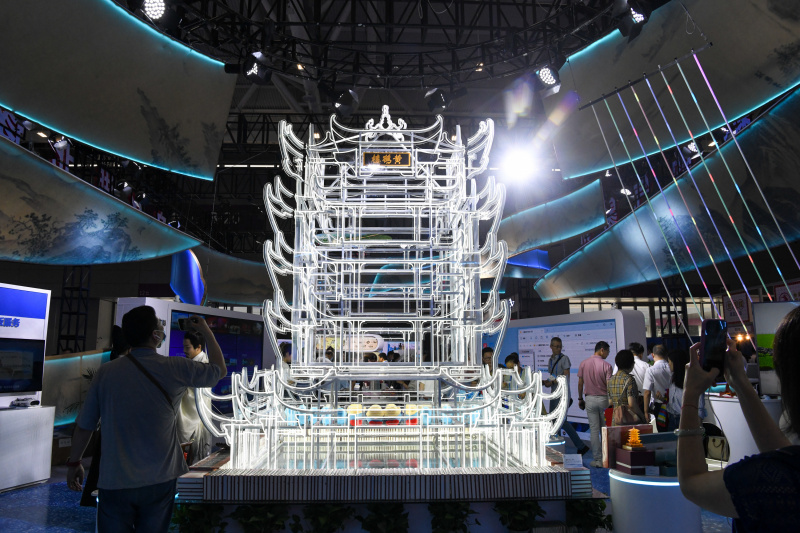 Des gens visitent la 19e Foire internationale des industries culturelles de Chine (Shenzhen)