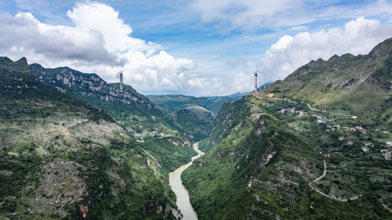 Photo aérienne prise le 2 août 2023 du chantier du pont du canyon de Huajiang dans la province chinoise du Guizhou (sud-ouest)