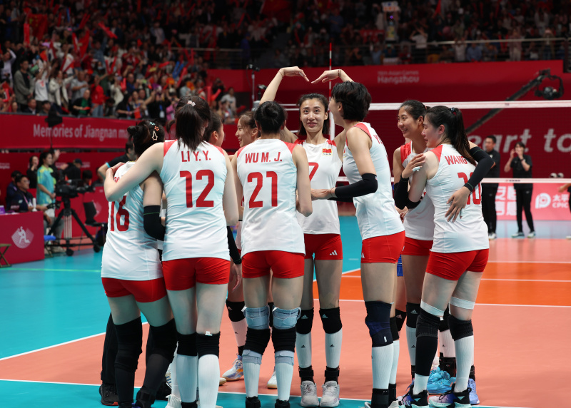 Les athlètes chinoises expriment leur joie durant le match pour la médaille d'or de volley-ball féminin entre la Chine et le Japon aux 19es Jeux asiatiques