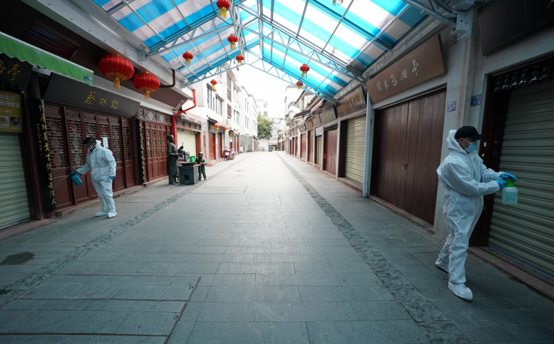 Des membres du personnel désinfectent Hubuxiang