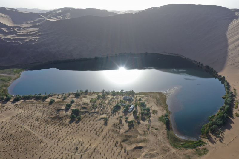 Photo aérienne prise le 29 mai 2020 d'un lac dans le désert de Badain Jaran