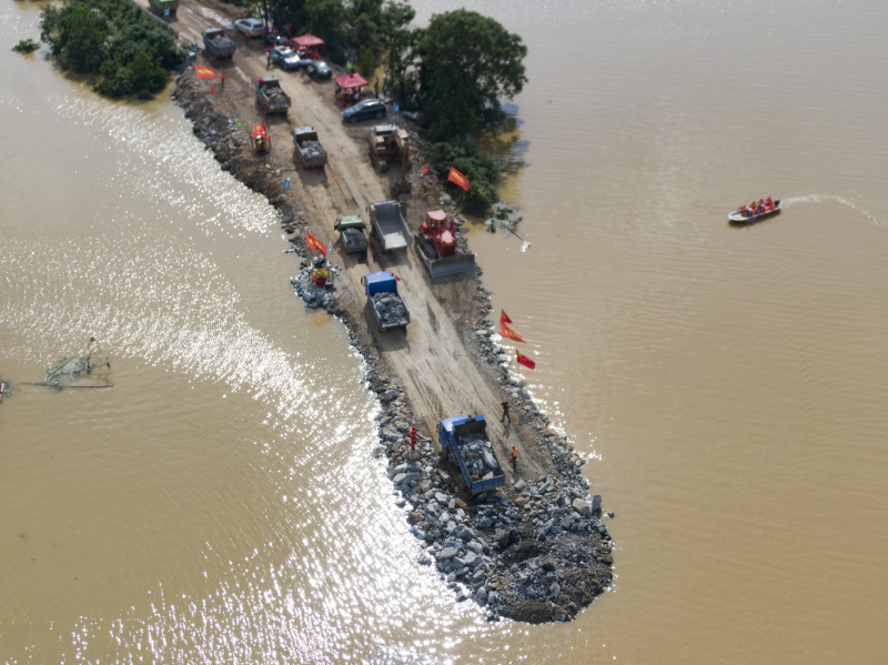 Photo aérienne montrant le chantier d'une digue brisée au bourg de Poyang dans le district de Poyang