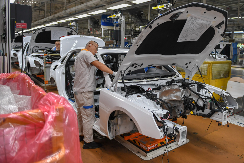 Des employés travaillent dans un atelier d'assemblage de FAW-Volkswagen Automobile Co