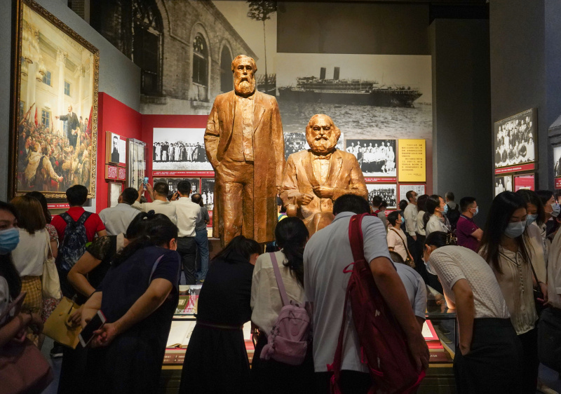 Des gens visitent le musée du Parti communiste chinois (PCC) à Beijing