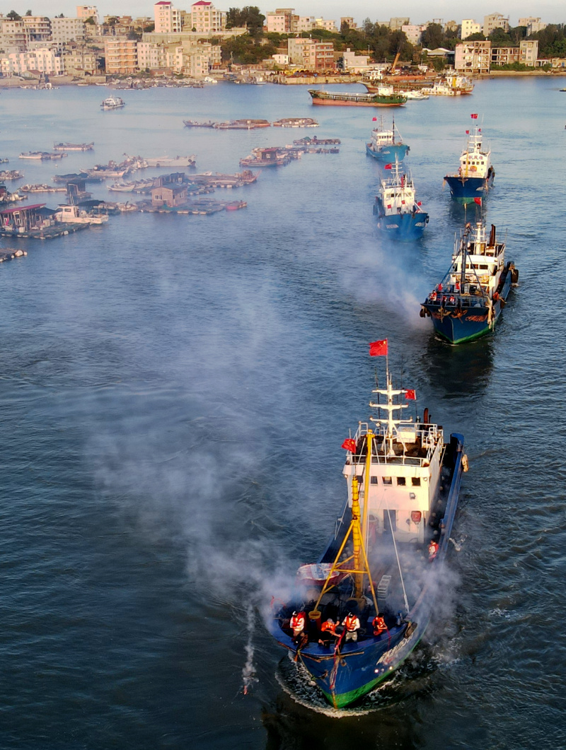 Photo aérienne de bateaux de pêche dans un port à Putian