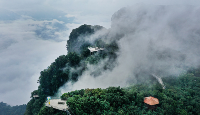 Photo aérienne du paysage de la zone touristique de Longtoushan enveloppée par les nuages