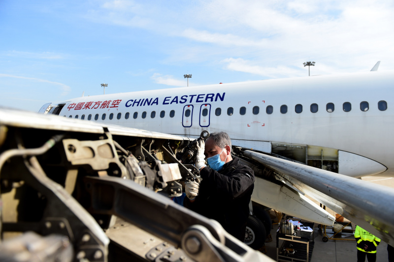 Un technicien démantèle un avion à l'aéroport international Xinqiao de Hefei