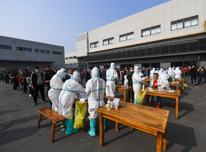 Des professionnels de la santé prélèvent des échantillons de gorge