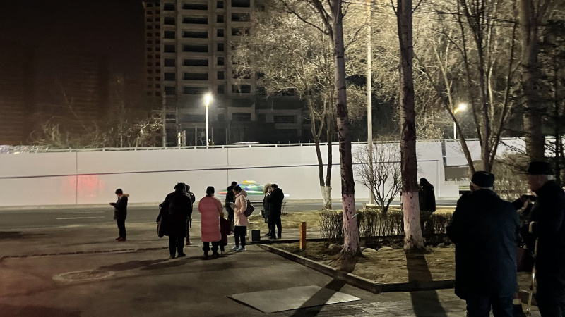 Des gens à l'extérieur de bâtiments pour échapper au séisme dans le district de Menyuan