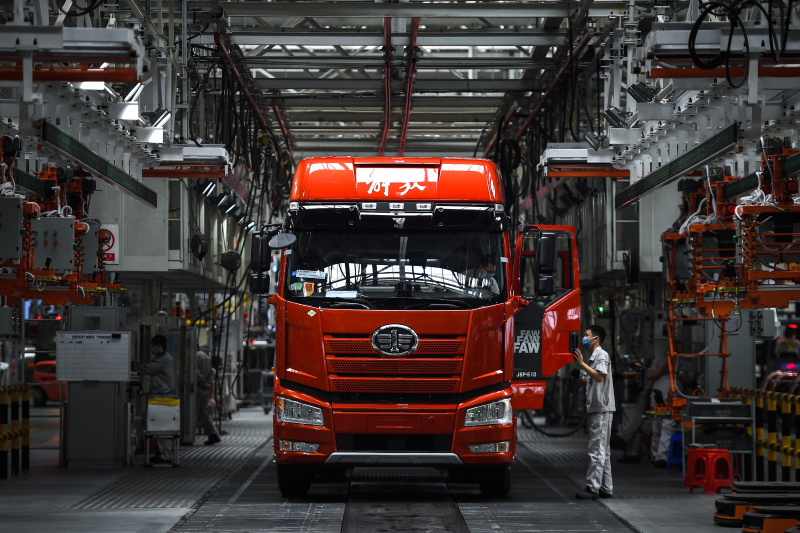 Des ouvriers travaillent sur une ligne de montage de camions FAW Jiefang à Changchun