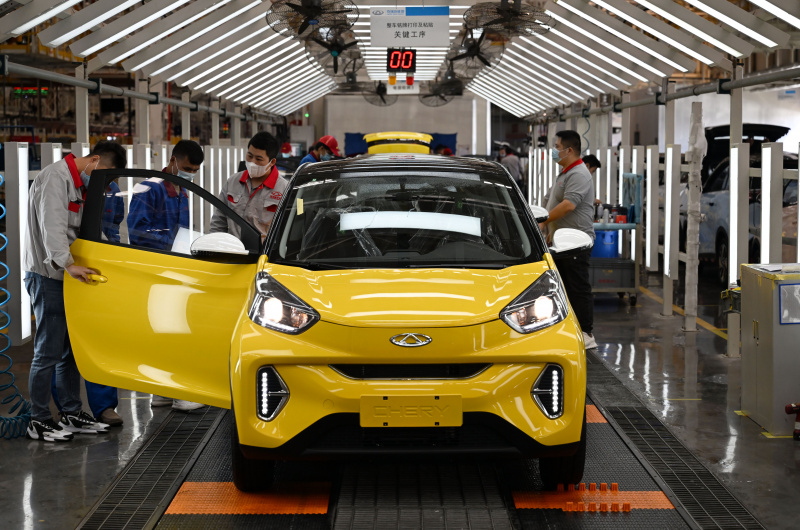 Des travailleurs sur la chaîne de production de véhicules à énergie nouvelle dans une usine du constructeur automobile Chery Holding Group Co