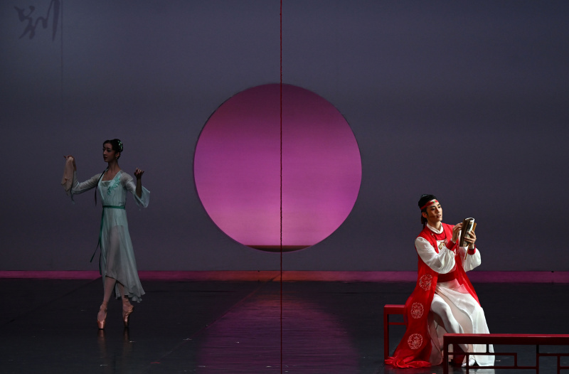 Des danseurs du Ballet national de Chine lors d'une représentation du ballet Le Rêve dans le pavillon rouge au Théâtre Tianqiao de Beijing