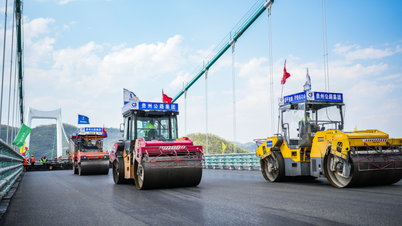 Photo aérienne prise le 3 avril 2023 du chantier de construction du Pont Jinfeng sur la rivière Wujiang