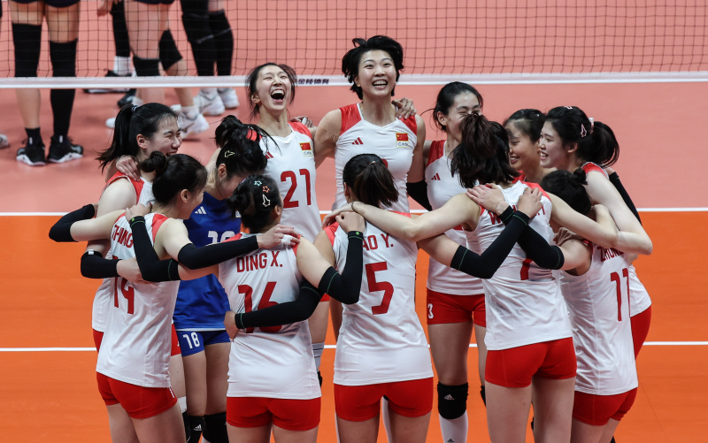 Les athlètes chinoises expriment leur joie durant le match pour la médaille d'or de volley-ball féminin entre la Chine et le Japon aux 19es Jeux asiatiques