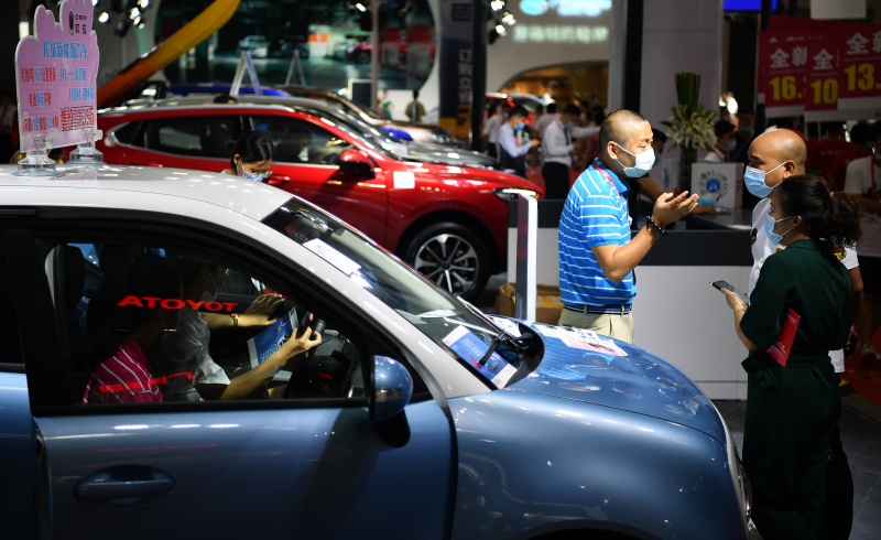 Des véhicules présentés au 17e Salon international de l'automobile de Haikou
