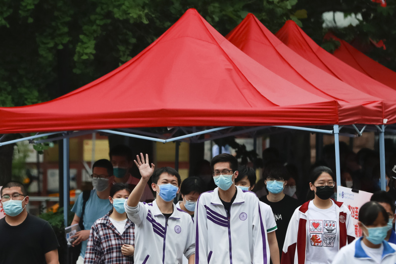 Des candidats quittent un site d'examen après avoir passé l'examen national d'entrée à l'université à Beijing