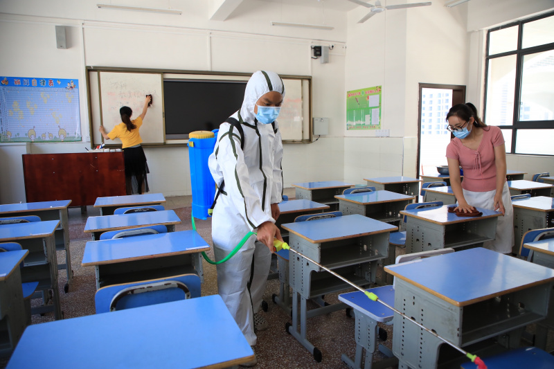 Une photo illustrant le travail de désinfection au sein d'une école primaire à Yuqing