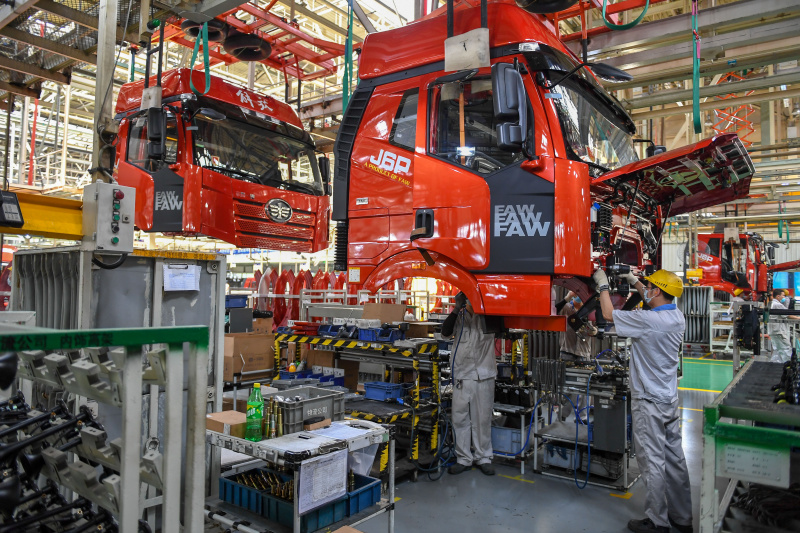 Des employés travaillent dans un atelier d'assemblage de FAW-Volkswagen Automobile Co