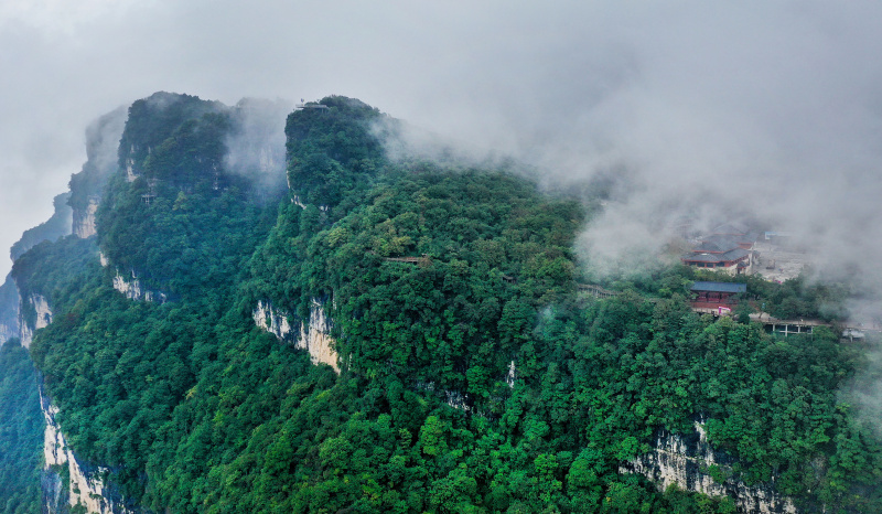 Photo aérienne du paysage de la zone touristique de Longtoushan enveloppée par les nuages
