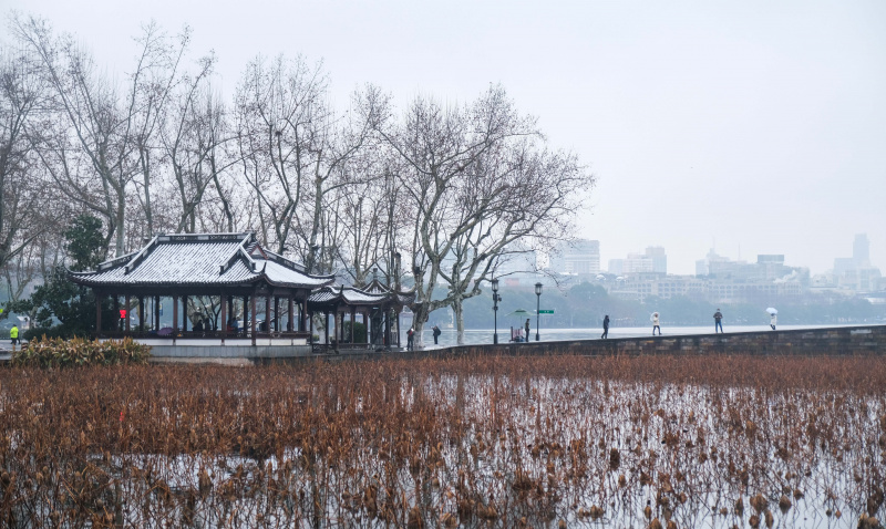 Vue de la zone pittoresque du lac de l'Ouest après une chute de neige à Hangzhou