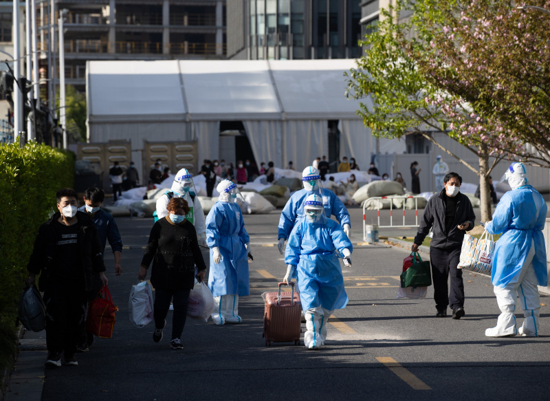 Des patients rétablis de la COVID-19 quittent un hôpital temporaire installé au Centre des expositions et des congrès pour l'approvisionnement international à Shanghai